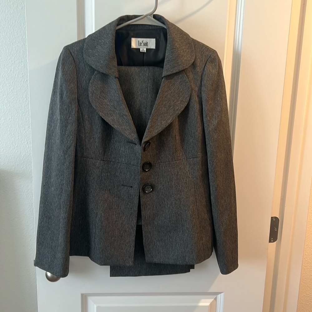 Grey 2 piece LeSuit pantsuit size 6